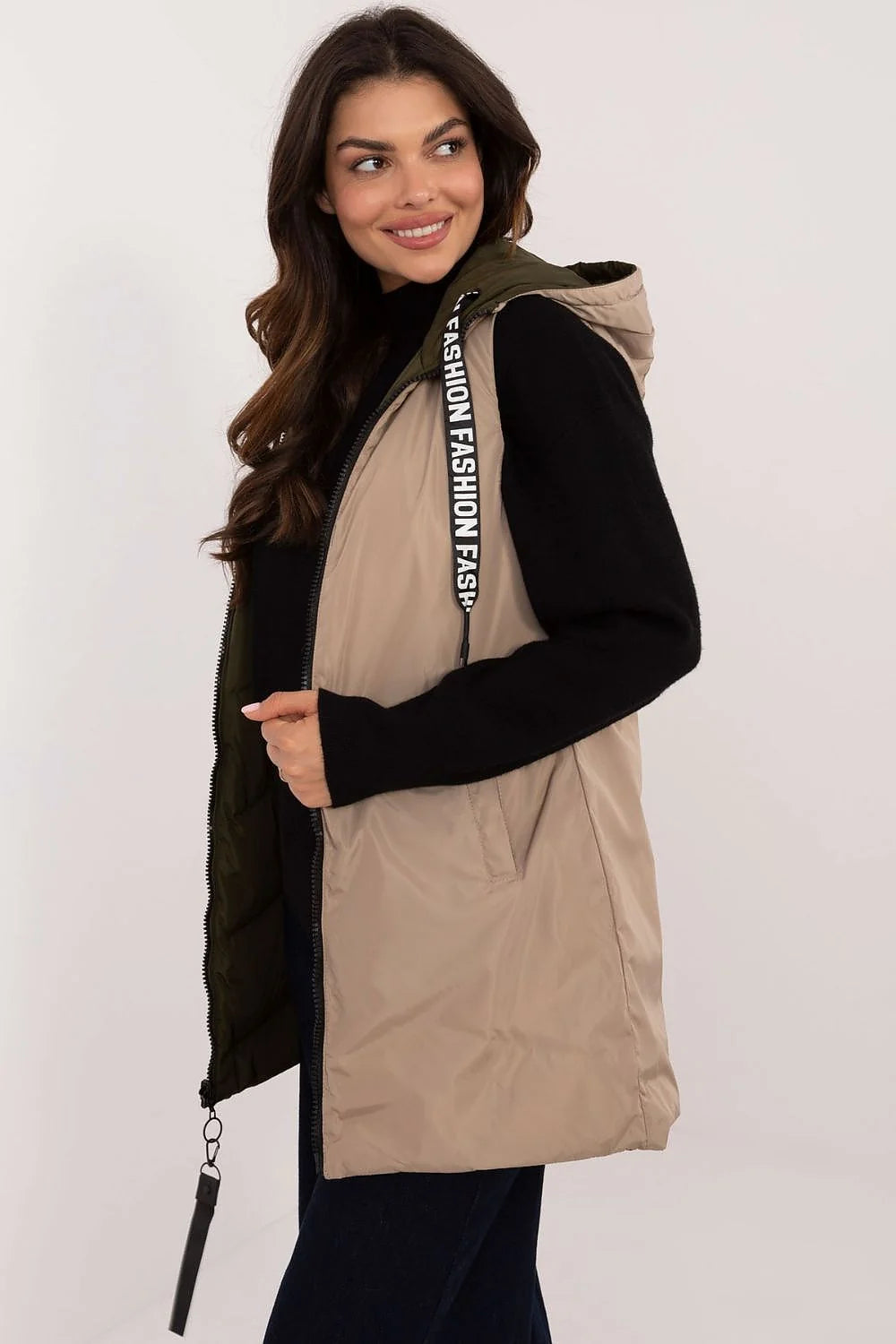 Gilet matelassé pour femmes sans manches style urbain couleur kaki avec capuche et poches zippées polyester isolant synthétique automne hiver printemps