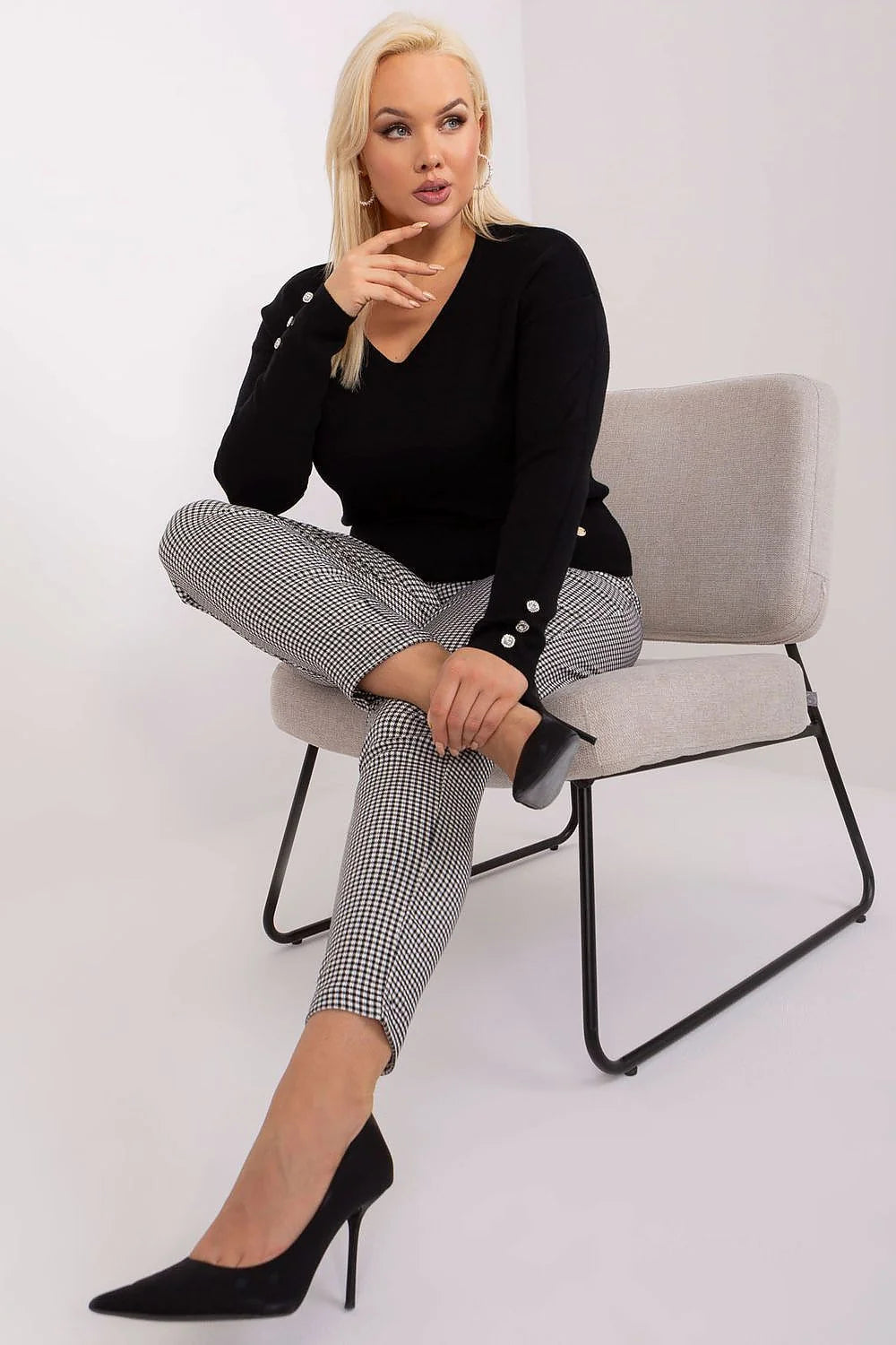 Pull plus size élégant col V manches longues boutons métalliques noir profond matière tricotée femmes