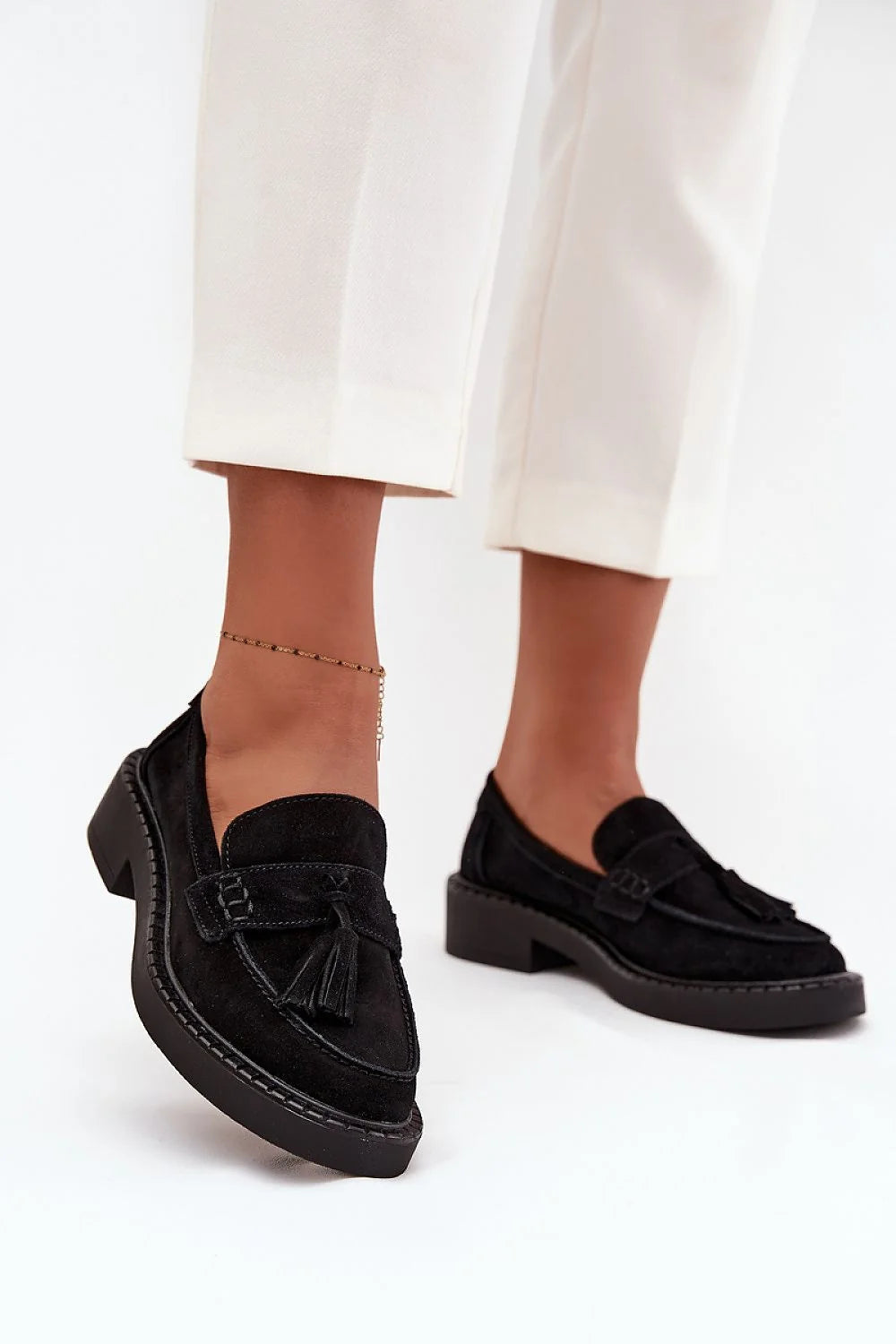 mocassins femme suède noir pampilles bout arrondi empeigne travaillée surpiqûres apparentes semelle crantée plateforme talon bas confortable maintien