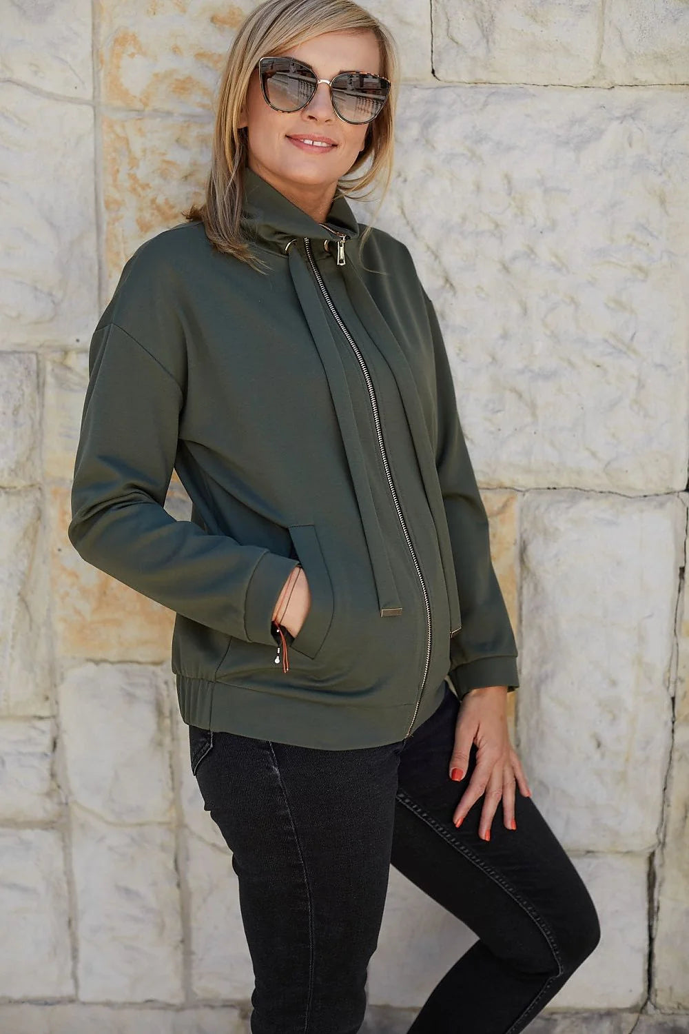 Veste pour femme design contemporain maille synthétique fermeture éclair couleur olive vert kaki manches longues col montant coupe droite