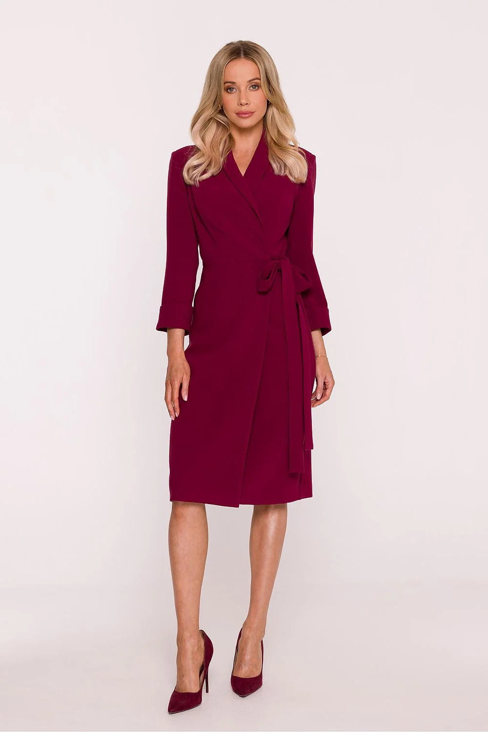 robe portefeuille bordeaux col châle V manches trois quarts poignets retroussés ceinture nouer latérale taille marquée tissu crêpe fluide structuré