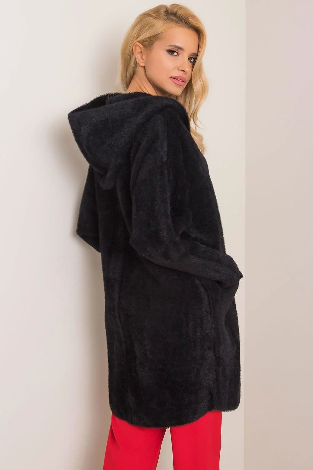 manteau féminin oversize capuche pelucheux noir chaud minimaliste élégant mi cuisses manches chauve souris fermeture invisible angora laine viscose polyester