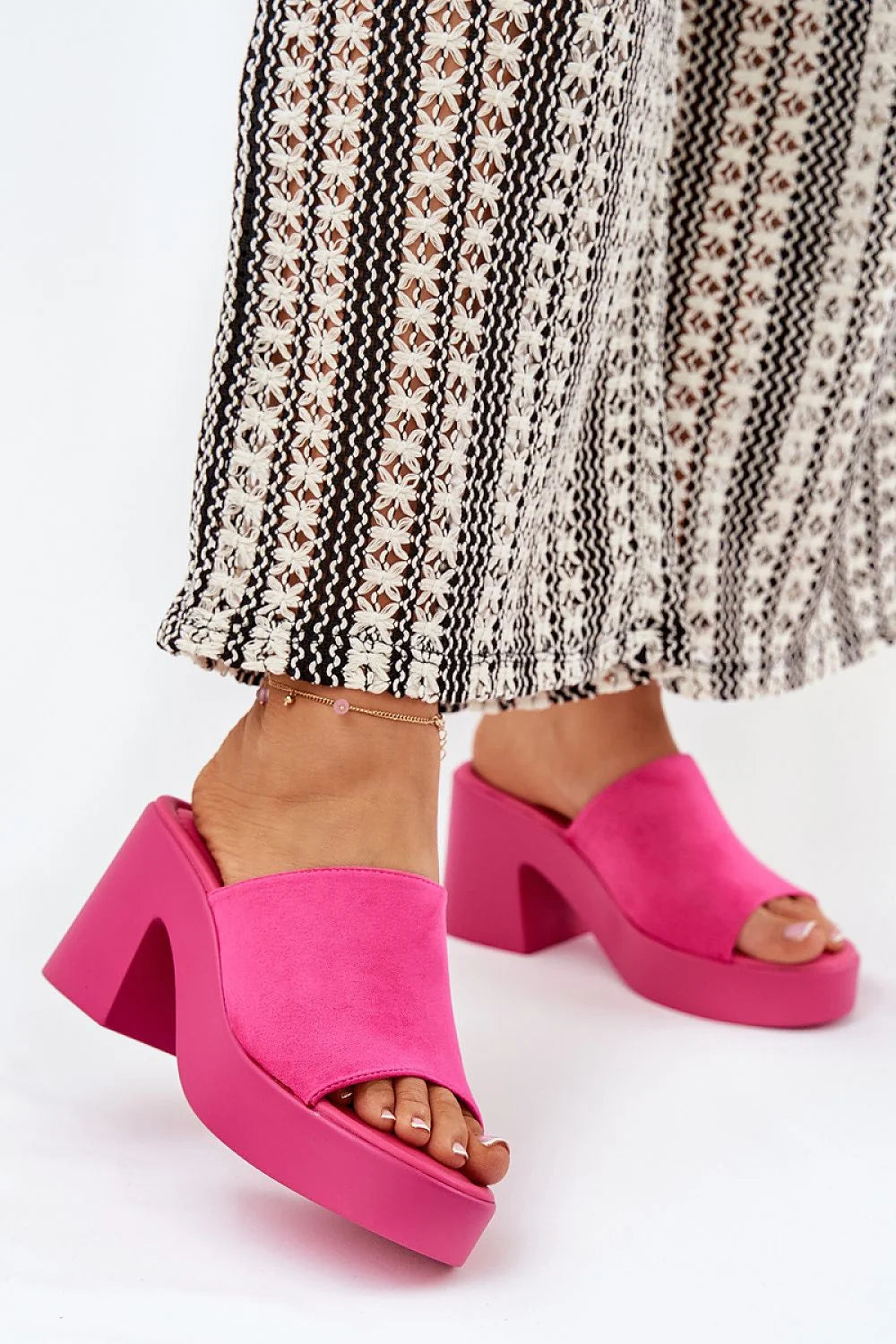 Sandales pour femmes modernes design audacieux talon chunky couleur rose vif suédine écologique confortable occasion spéciale