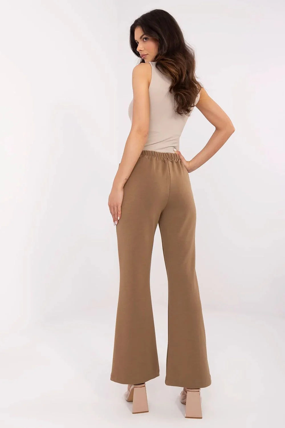 Tenue deux pièces élégante pour femmes top sans manches encolure carrée pantalon taille haute coupe évasée couleur camel matière stretch