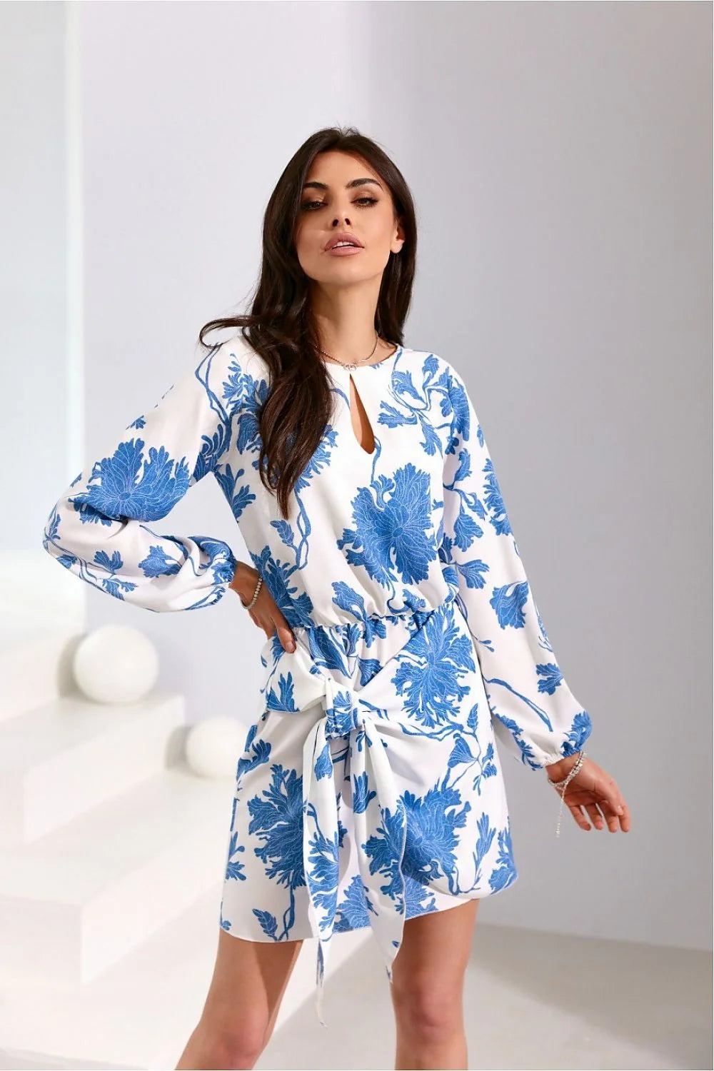 Robe de jour Roco Fashion motif floral bleu tissu fluide manches longues encolure goutte d'eau ceinture intégrée femmes