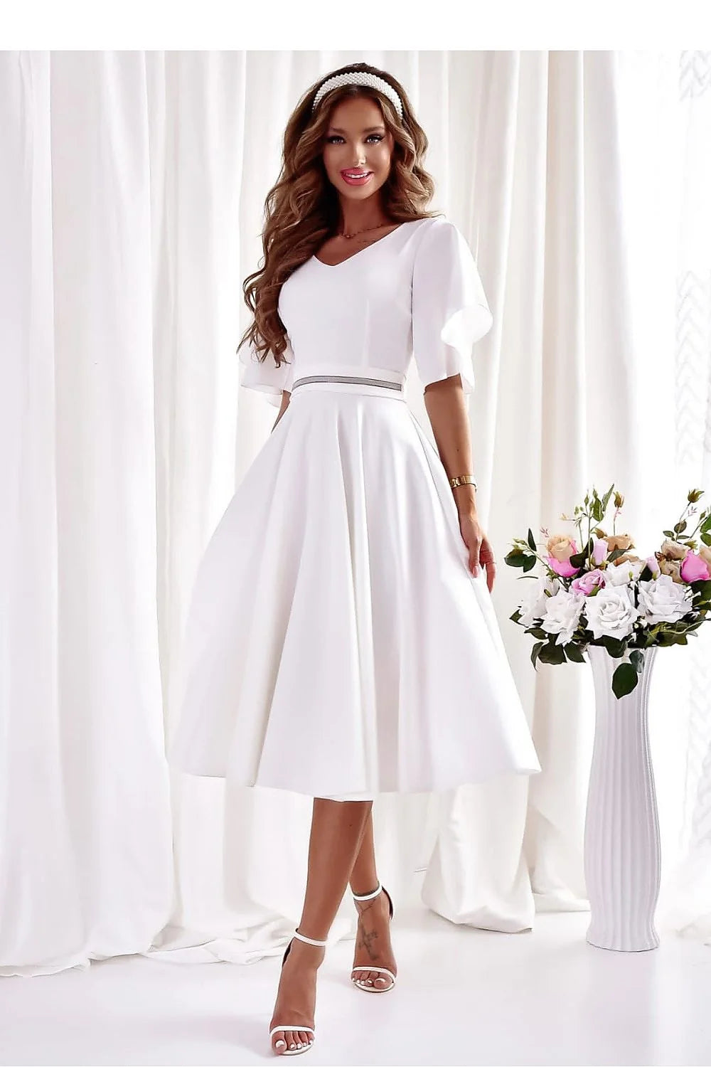 Robe de cocktail élégante avec manches amples volantées couleur écru taille ajustable pour femmes