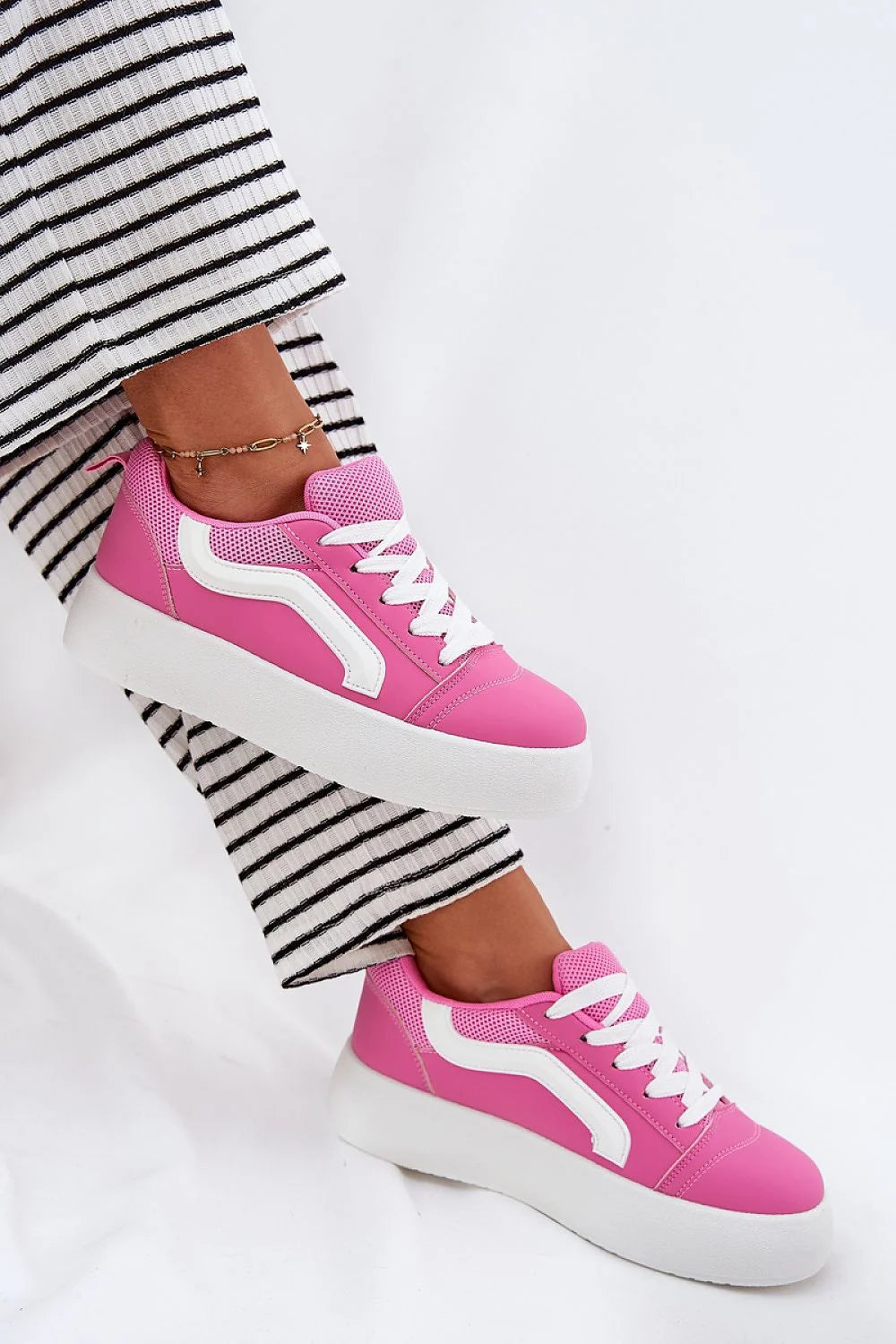 Chaussures de sport modernes pour femmes en simili-cuir rose vif bande wavy blanche semelle épaisse confortable