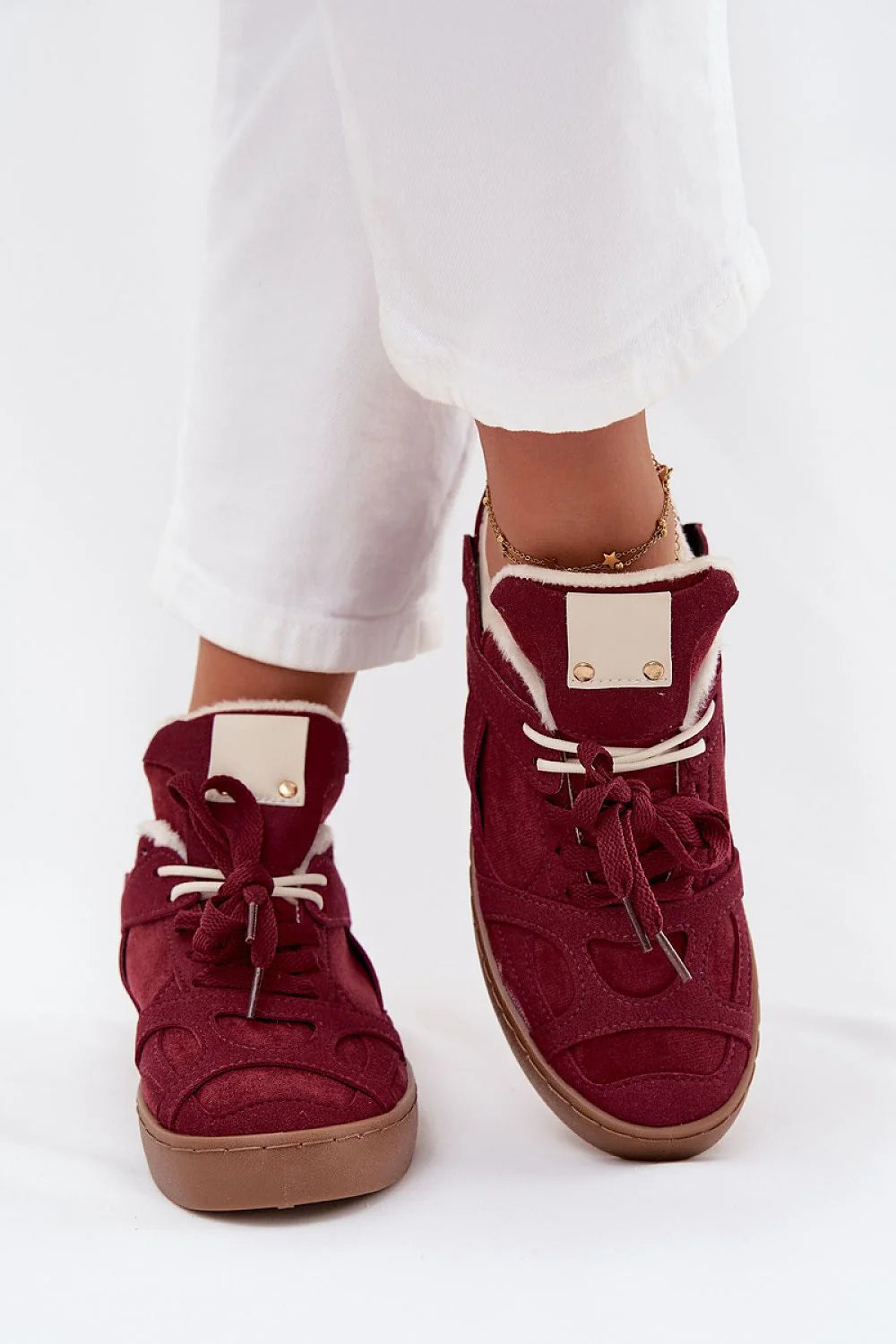 sneakers montantes femme suédine écologique bordeaux doublé fourrure crème patch cuir rivets dorés semelle gomme antidérapante plateforme délicate