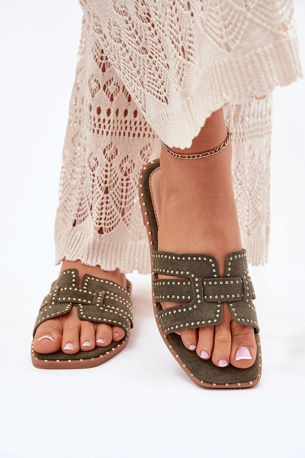 Sandales femmes style élégant moderne éco-suède kaki clous métalliques chaîne dorée maintien confortable semelle plate occasion quotidienne