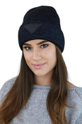 Bonnet d'hiver élégant pour femme en laine mélange noir profond style moderne ajusté coupe confortable revers large patch logo Kamea 1996