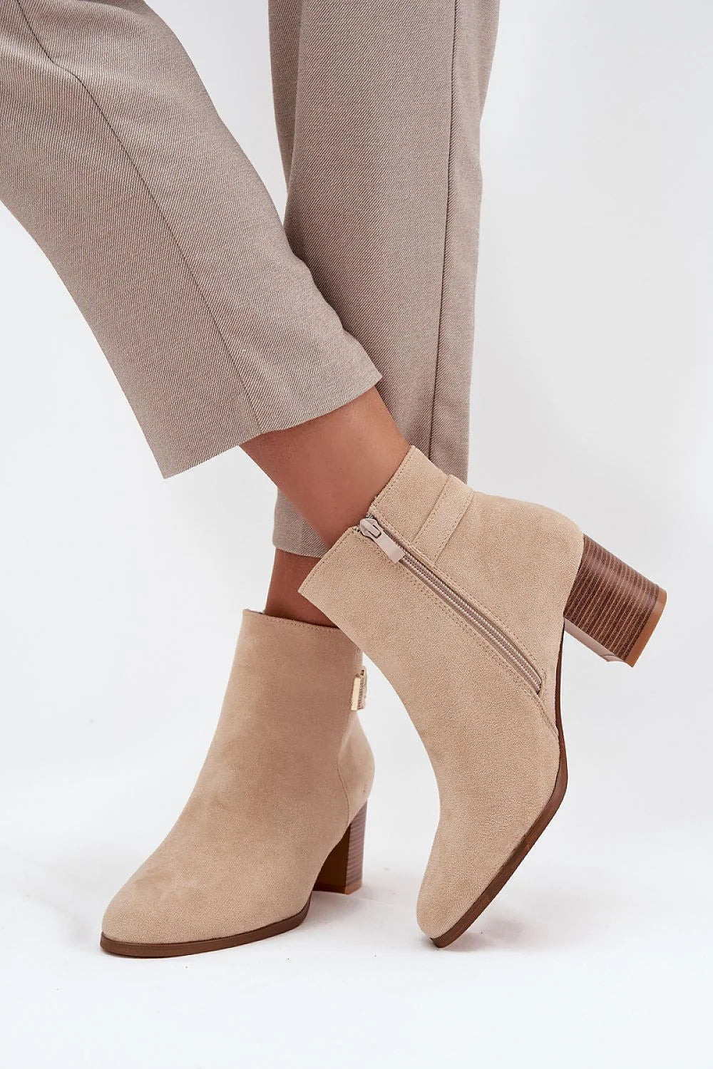 bottines femme suédine écologique beige clair talon bloc moyen bout arrondi doublure chaude zippée bijou doré strass semelle marron élégantes