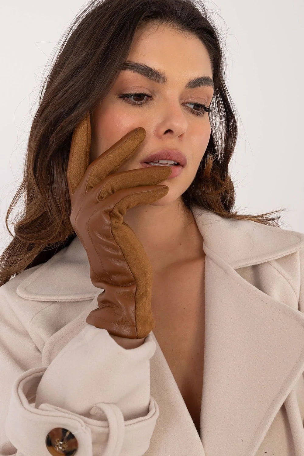 Manteau pour femmes élégant beige clair coupe droite col à revers fermeture boutons manches ajustées ceinture intégrée gants en cuir marron mode automne hiver