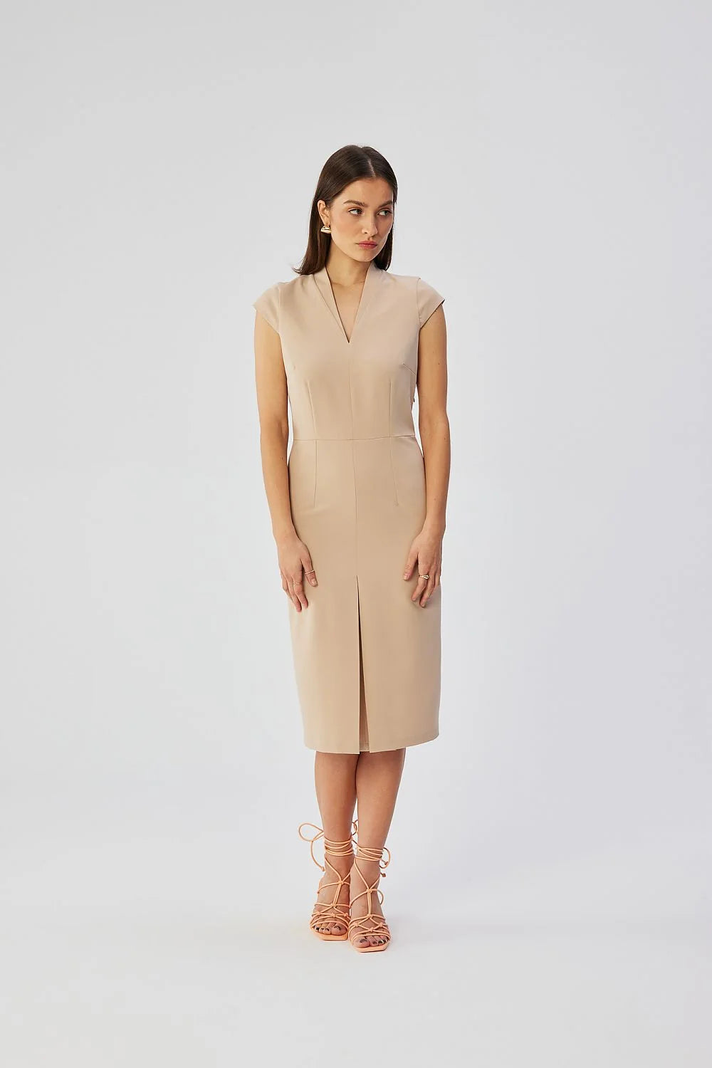 robe midi beige fourreau ajustée silhouette structurée colV manchescourtes fenteavant tissu lisse gainant couturesverticales artisanale polonaise élégante polyvalente