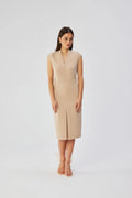 robe midi beige fourreau ajustée silhouette structurée colV manchescourtes fenteavant tissu lisse gainant couturesverticales artisanale polonaise élégante polyvalente