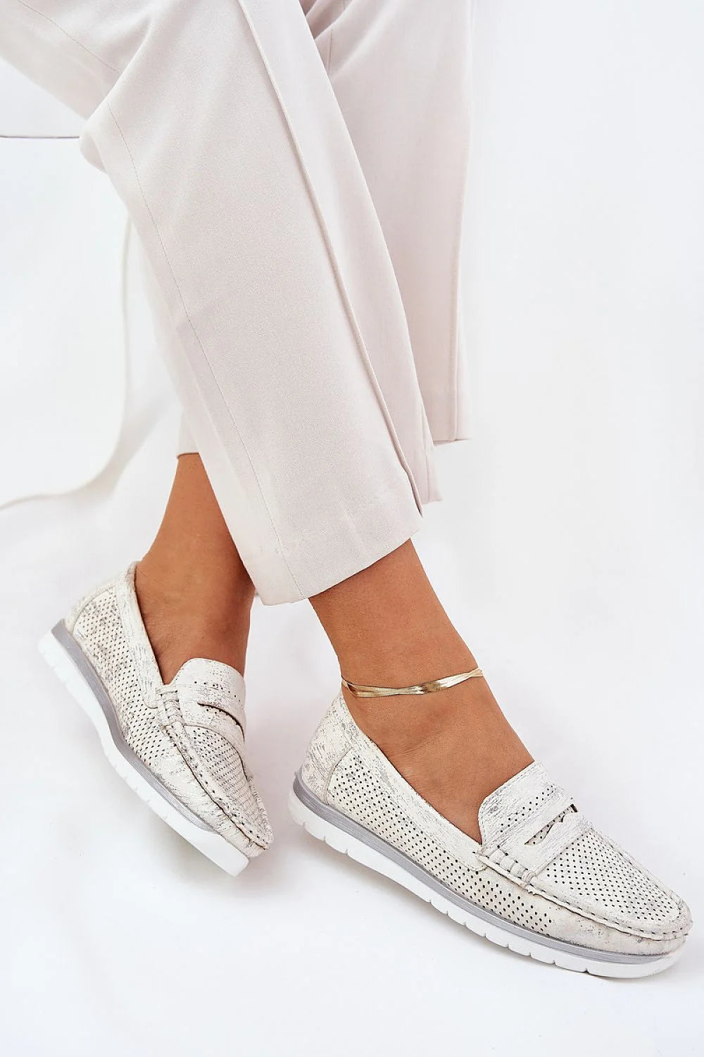 Mocassins pour femmes en cuir artificiel perforé style moderne élégant couleur blanc cassé semelle caoutchouc blanche hauteur tige 5.5 cm bracelet métal doré
