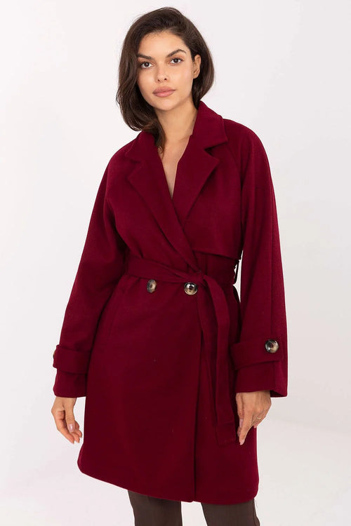 manteau femme mi cuisses ceinturé bordeaux profond coupe droite silhouette trapèze col revers double boutonnage pattes manches gros boutons ecaille