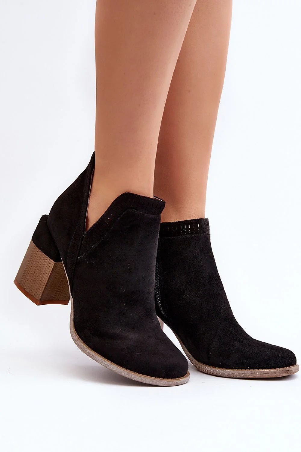 Bottes élégantes pour femmes en éco-suede, talon massif, design moderne, style intemporel, mode raffinée, confort optimal
