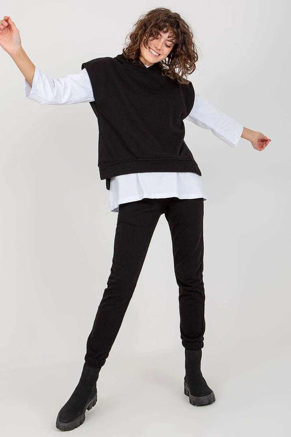 ensemble femme casual athleisure blouse sweat pantalon beige coton polyester confort moderne capuche sans manches coupe relaxed poches elastique molleton