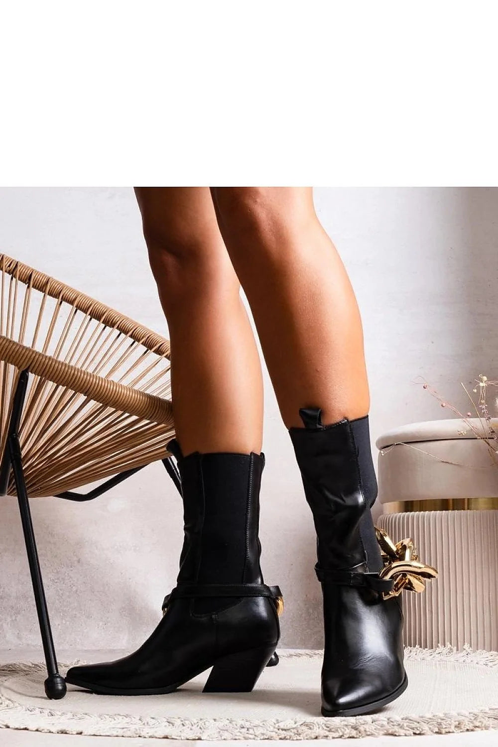 Bottines femme modernes audacieuses design pointu couleur noire cuir lisse talon modéré chaîne dorée cheville haute qualité