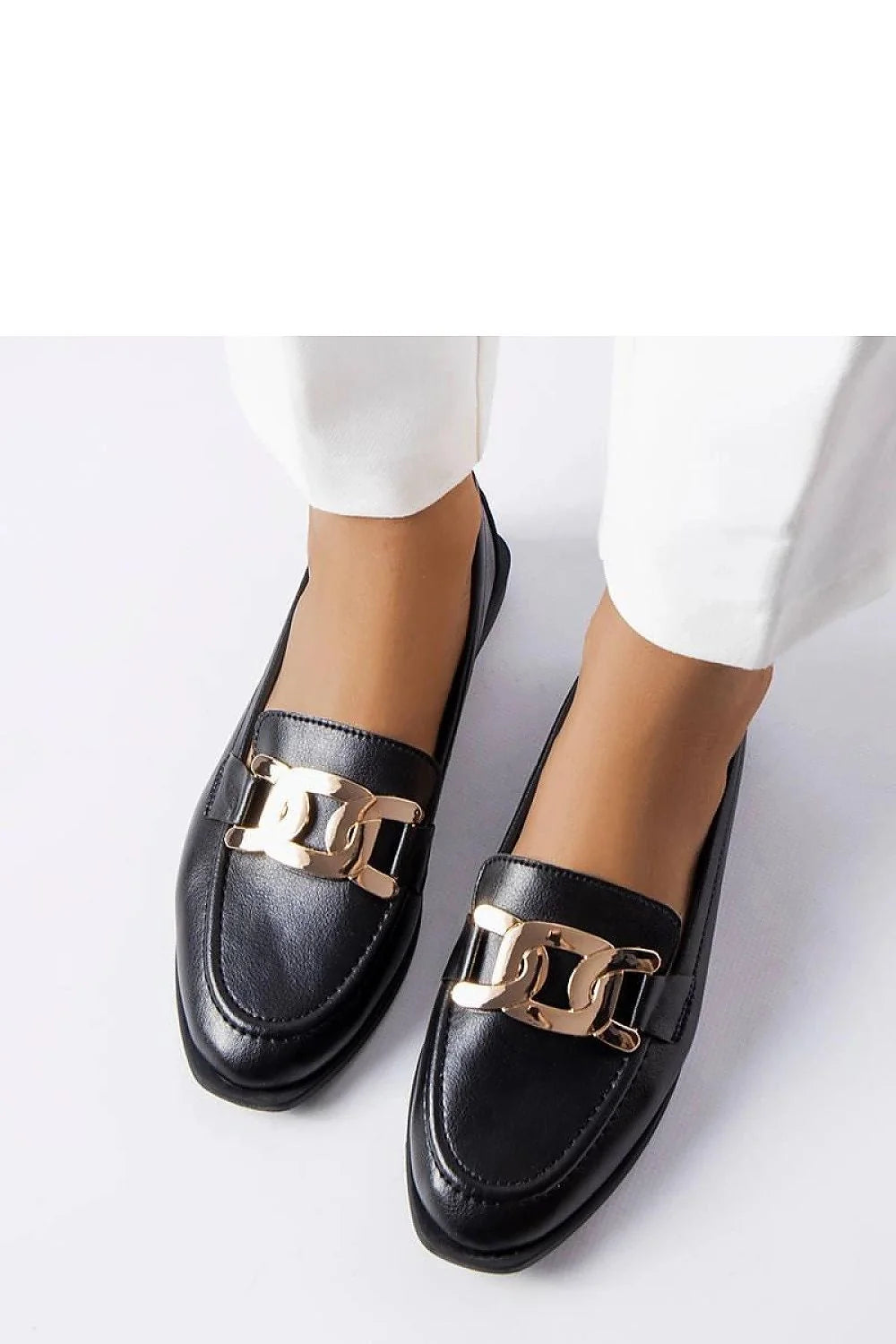 Moccasins pour femme élégantes design intemporel cuir noir eco-friendly doré détail chaîne coupe basse semelle plate confortable