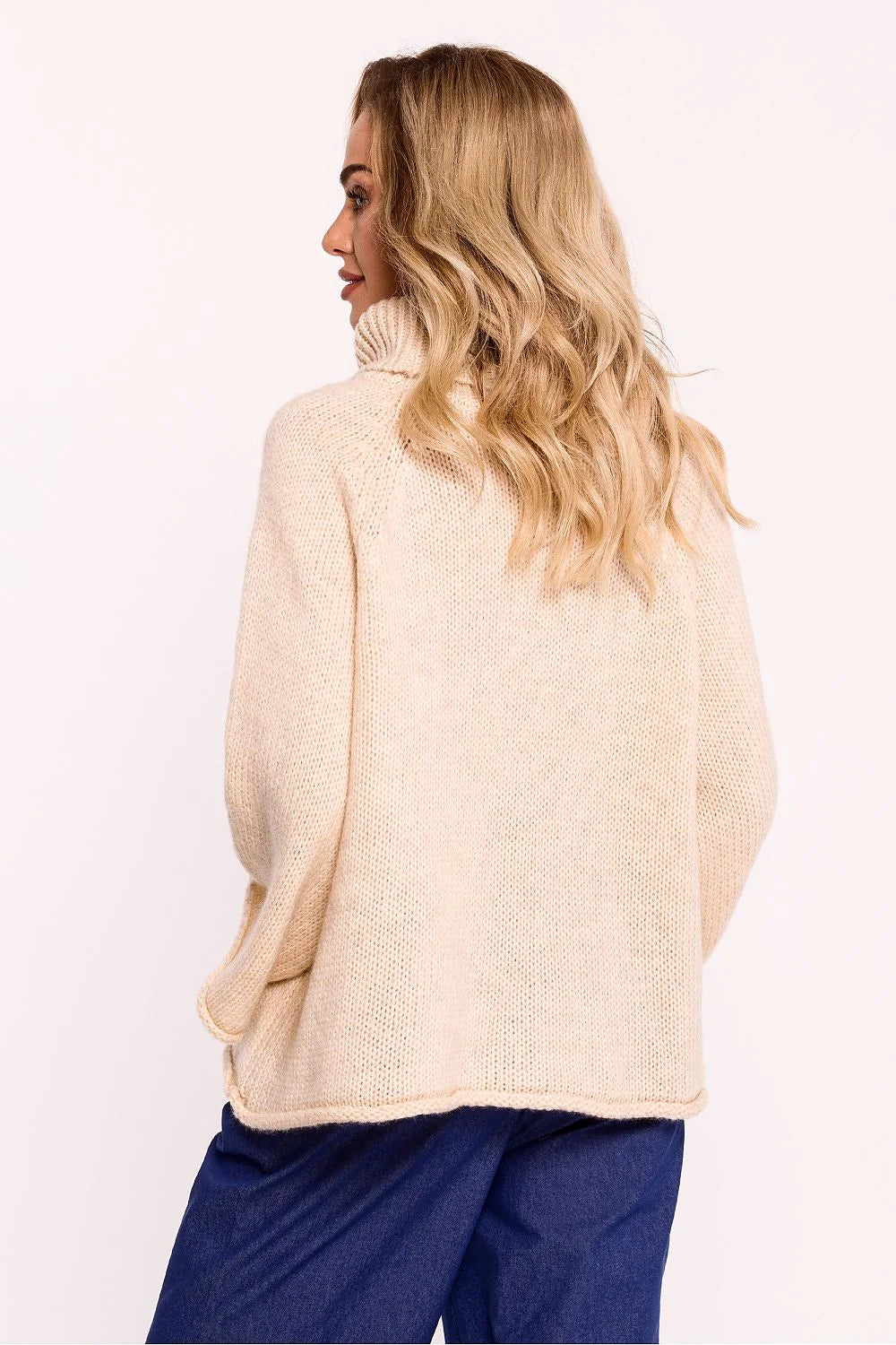 Pullover Oversize Femme Col Roulé Design Moderne Matériau Doux Couleur Beige Taille Large Made in Poland