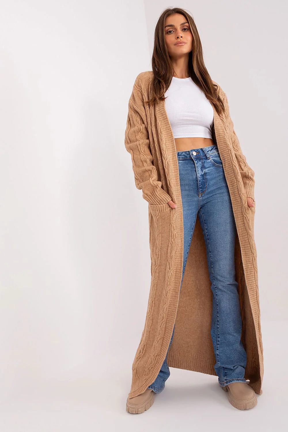 Cardigan long pour femmes élégant et moderne texture maille torsadée couleur camel manches longues poignets côtelés sans fermeture