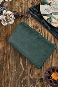 portefeuille femme cuir synthétique vert foncé embossé floral géométrique compact rectangulaire pliable élégant sophistiqué durable coutures soignées huit fentes zippé