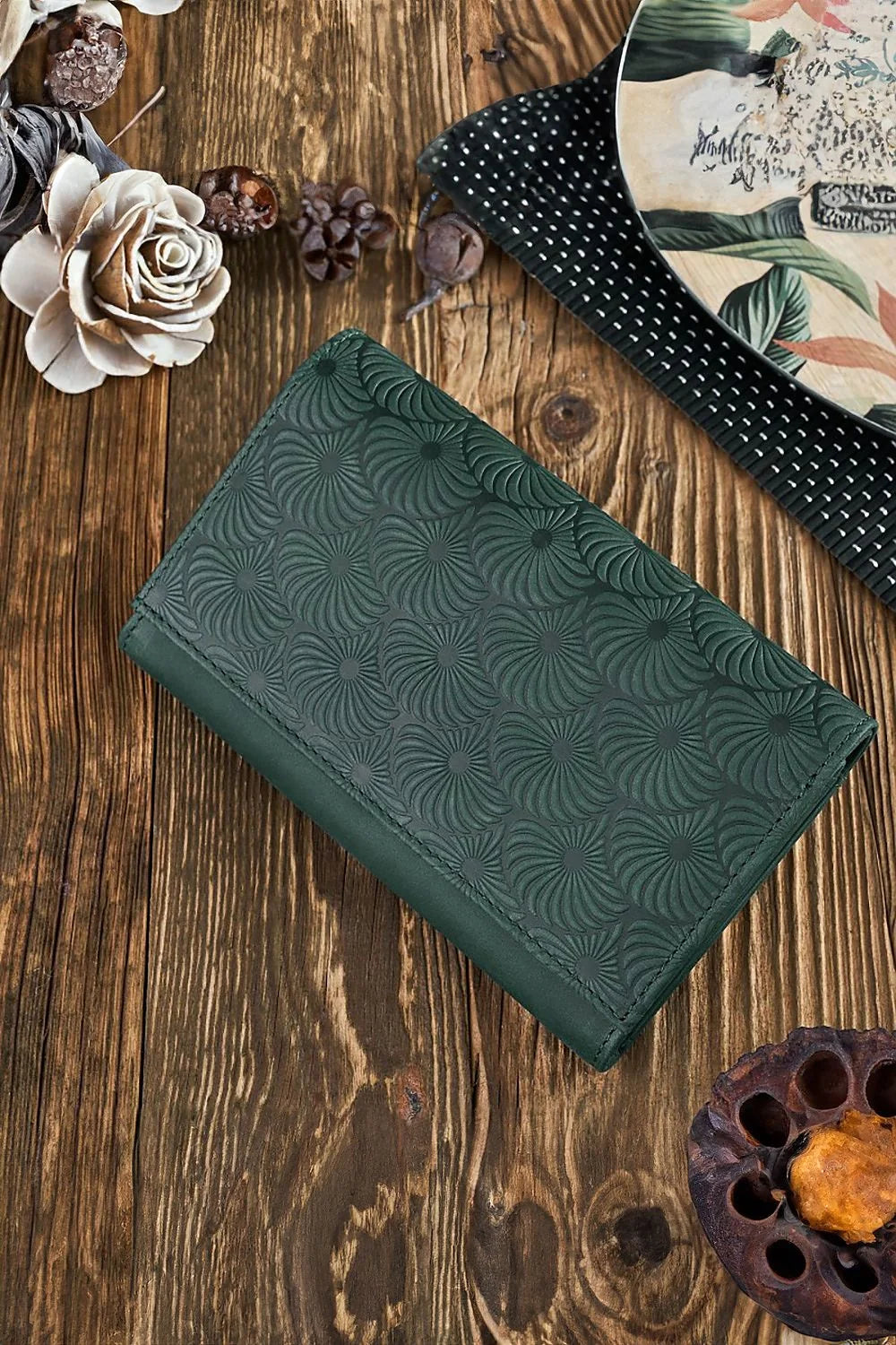 portefeuille femme cuir synthétique vert foncé embossé floral géométrique compact rectangulaire pliable élégant sophistiqué durable coutures soignées huit fentes zippé
