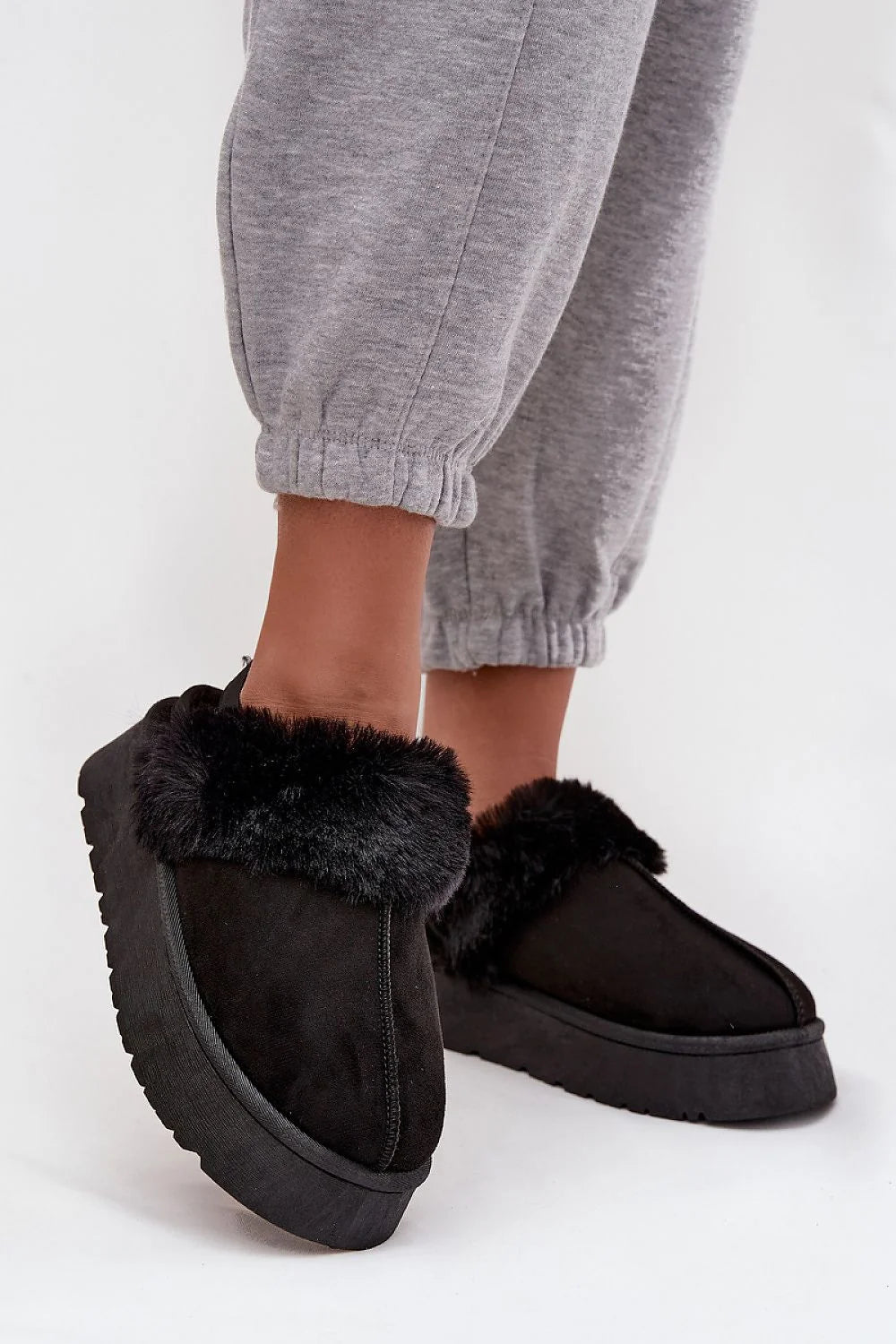 chaussons mules femme suédine écologique noir plateforme 4cm doublure fourrure chaude talon ouvert élastique slipon antidérapant semelle crantée confortable légère