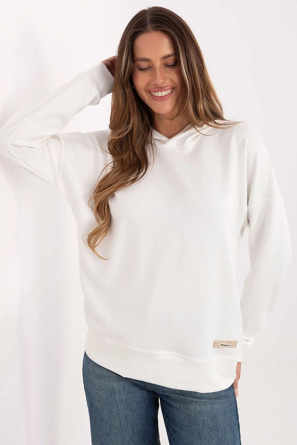 sweatshirt femme blanc oversize coupe ample épaules tombantes manches longues capuche molleton doux ourlets côtelés plaque logo beige