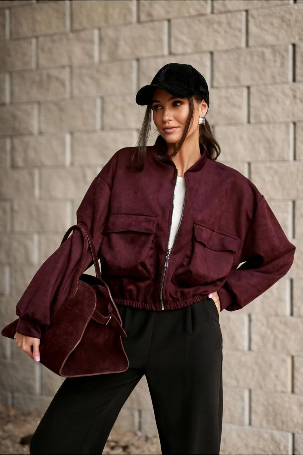 bomber suédine bordeaux courte femme oversize cropped fermeture éclair frontale base élastiquée grandes poches rabat manches longues bouffantes texture veloutée