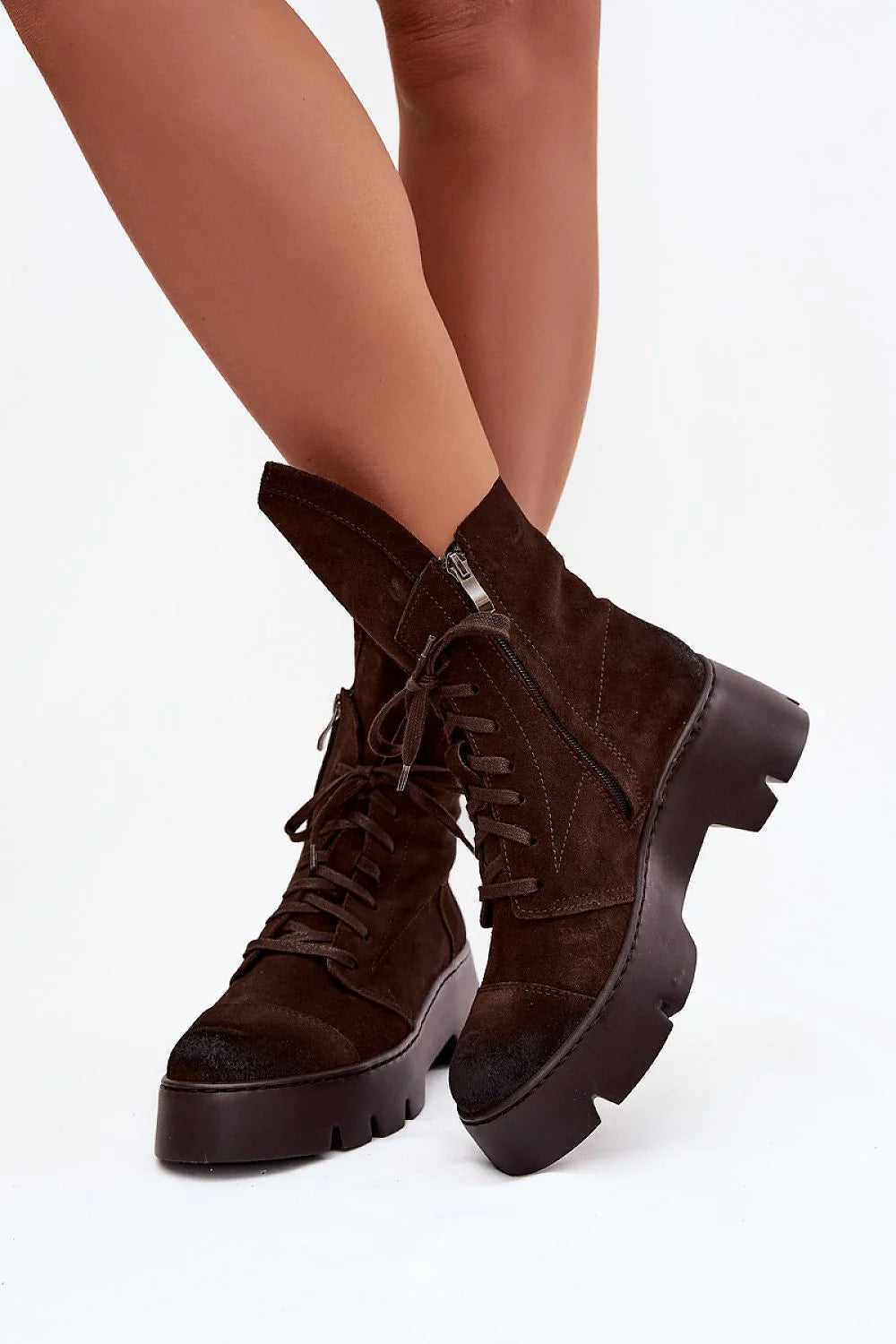 bottines femme suède marron foncé lacées zippées latérales plateforme crantée gomme épaisse tige mi mollet bout rond coutures apparentes