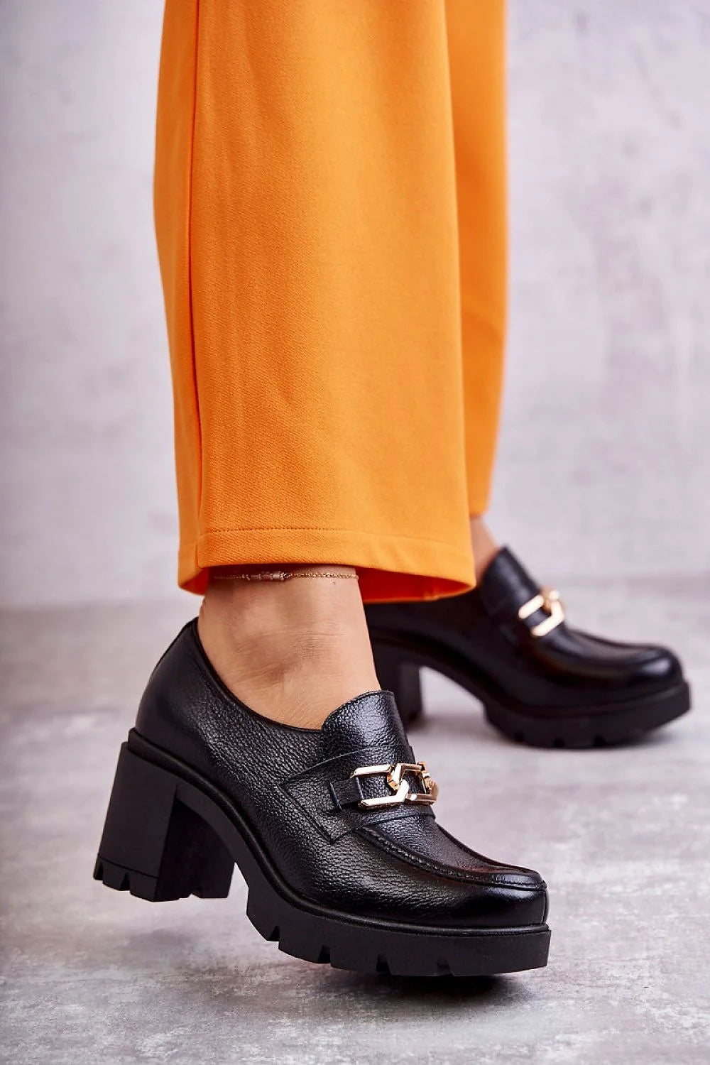 Mocassins femmes modernes audacieux talon bloc 5-7 cm cuir noir chaîne dorée confortable style élégant