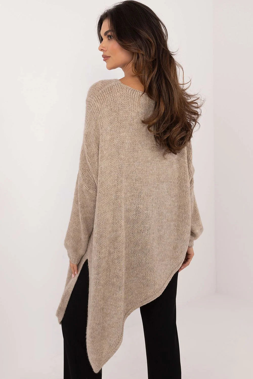 Pull asymétrique Chandail Och Bella pour femme en polyacrylonitrile, viscose, laine, polyamide, style moderne, coupe longue, manches longues, couleur beige taupe doux, confort supérieur, occasion quotidienne, mode