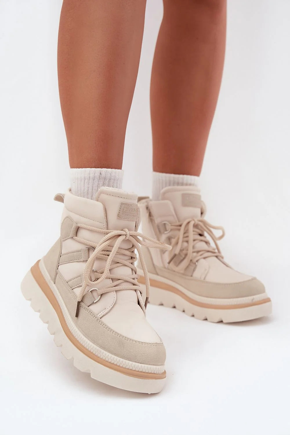 bottines femme montantes doublées fourrure intérieure plateforme crantée antidérapante lacets zip suédé cuir lisse beige col matelassé bride arrière élégante