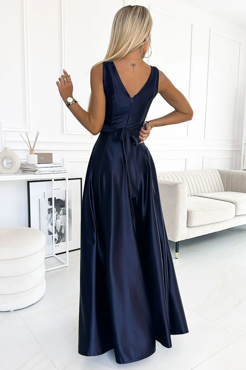 Robe de soirée élégante longue en satin bleu marine encolure V ceinture taille ajustable sans manches pour femme