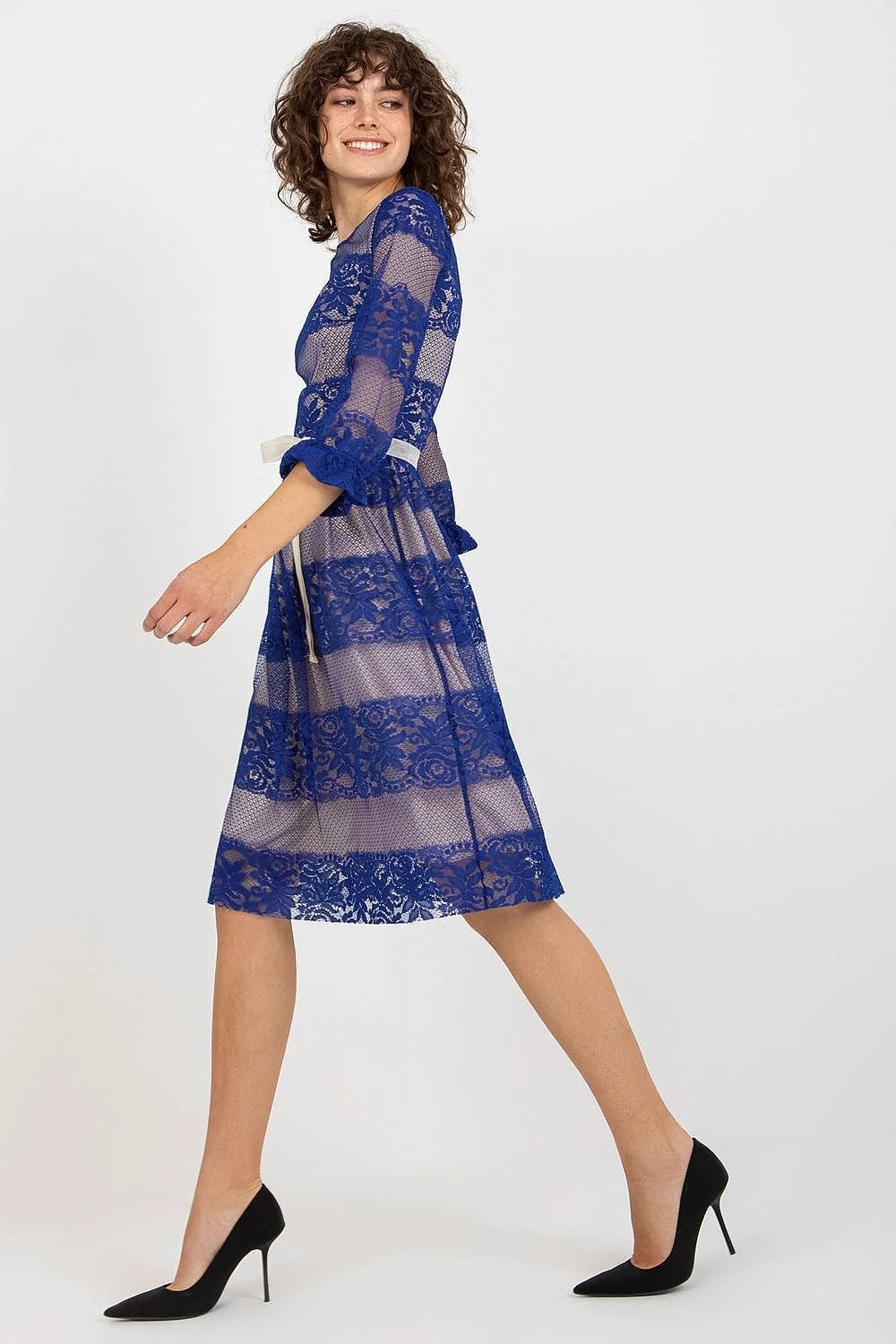 Robe de soirée élégante longueur midi manches 3/4 dentelle bleue ceinture crème taille ajustable femme