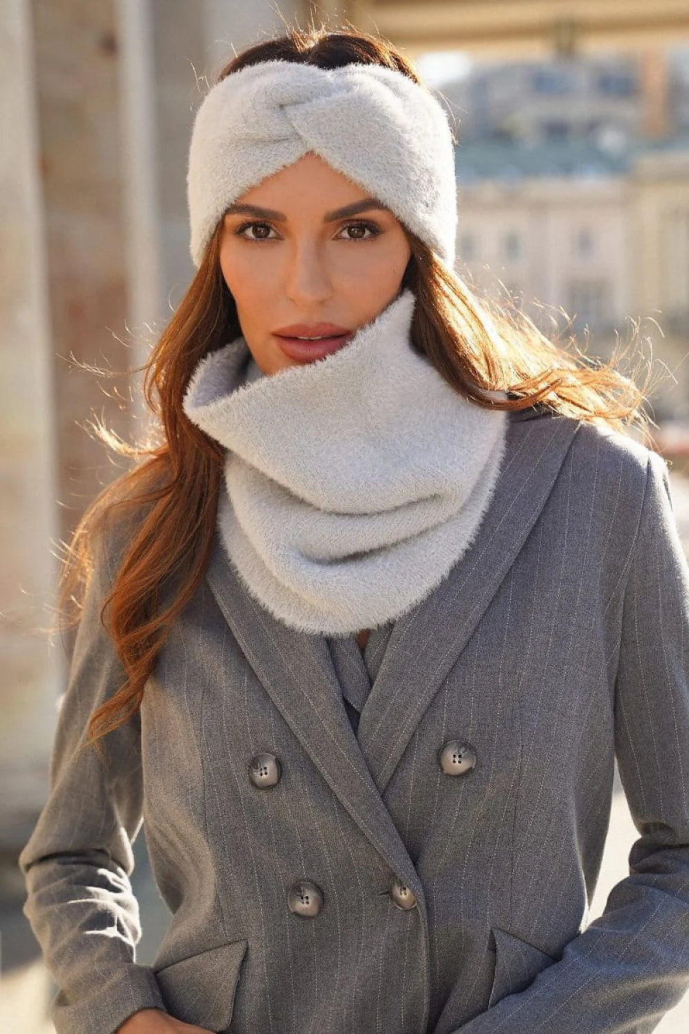 Bandeau Kamea Yoshi Fluffy Grey damassé hiver polyamide doux poils fins boucle élégante associé manteau double boutonnage col plat épaulettes subtiles