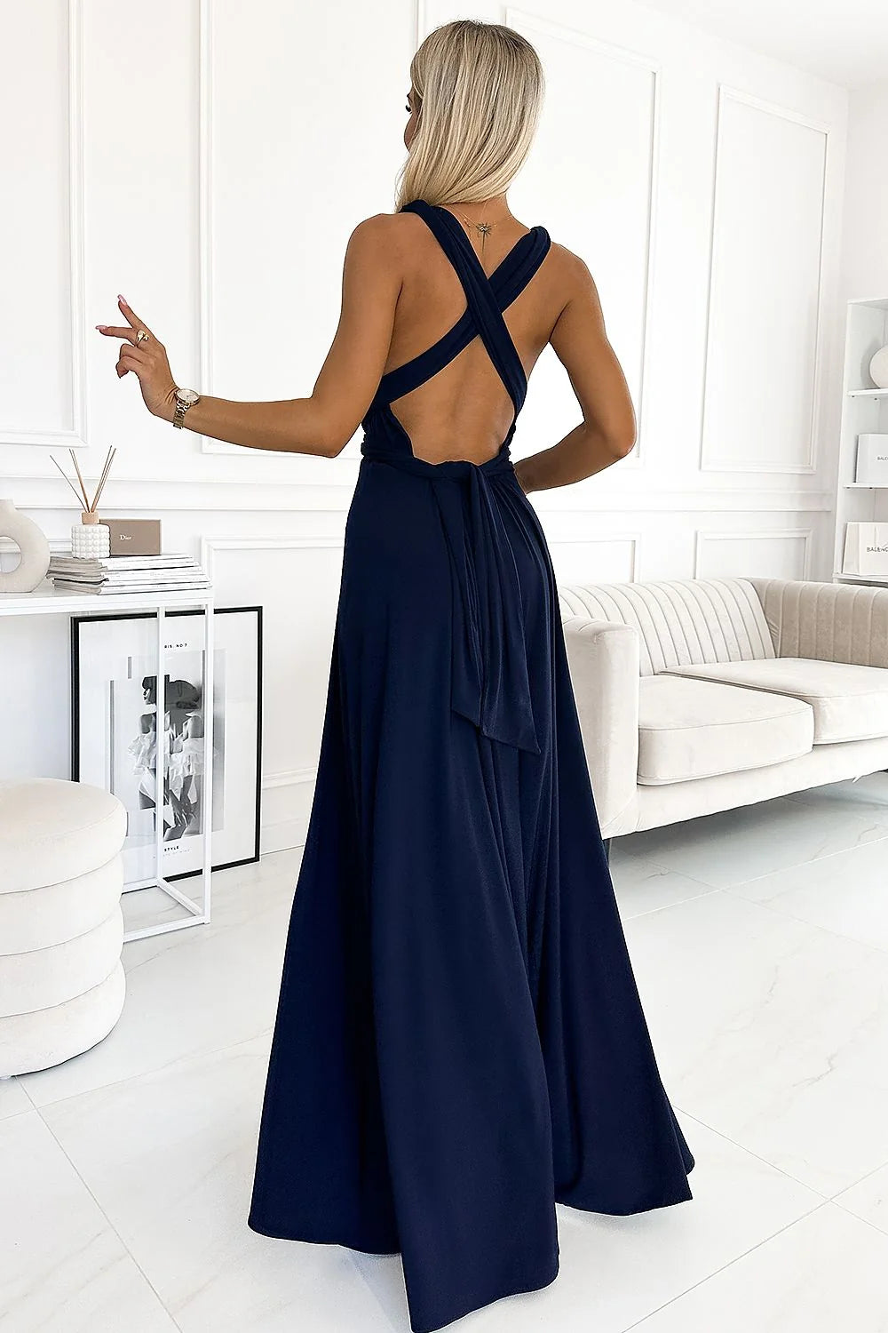 Robe longue élégante style soirée en bleu marine coupe évasée encolure V croisée bretelles larges fente audacieuse taille cintrée sandales transparents
