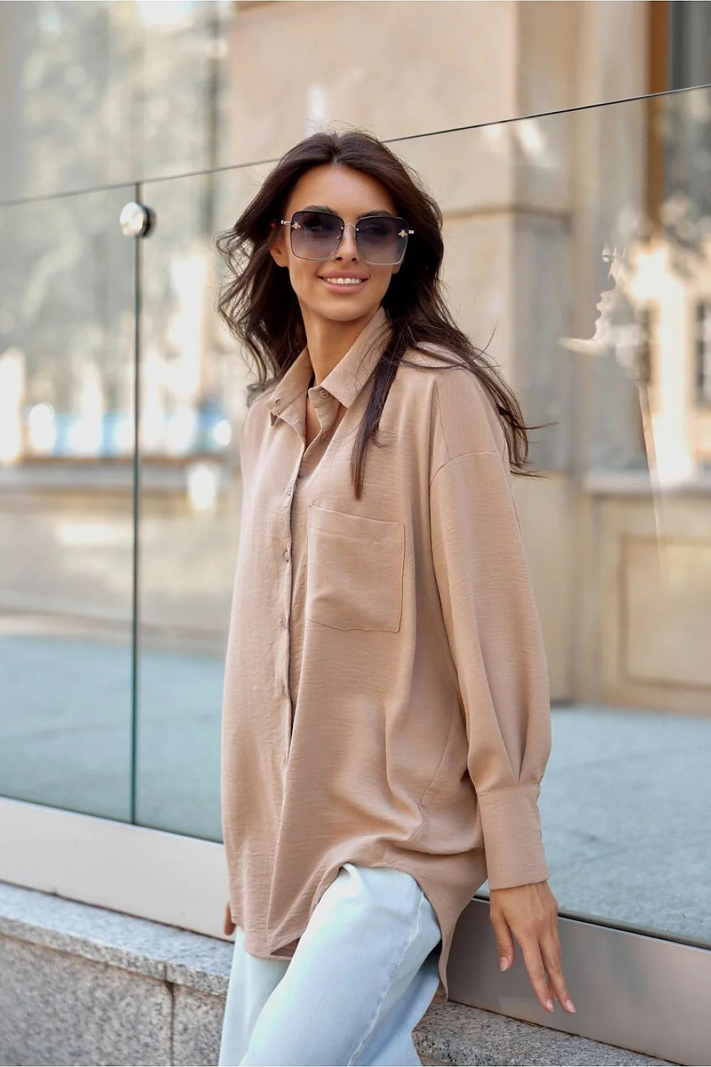 chemise femme oversize beige manches longues bouffantes col classique boutons assortis poche poitrine tissu fluide texturé coupe ample poignets boutonnés