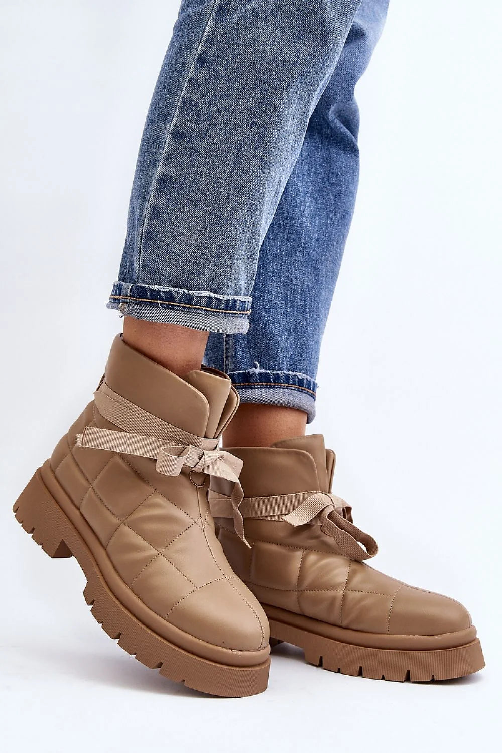 Bottines féminines modernes en cuir artificiel matelassé avec semelle épaisse et lacets larges, idéales pour les journées froides en ville