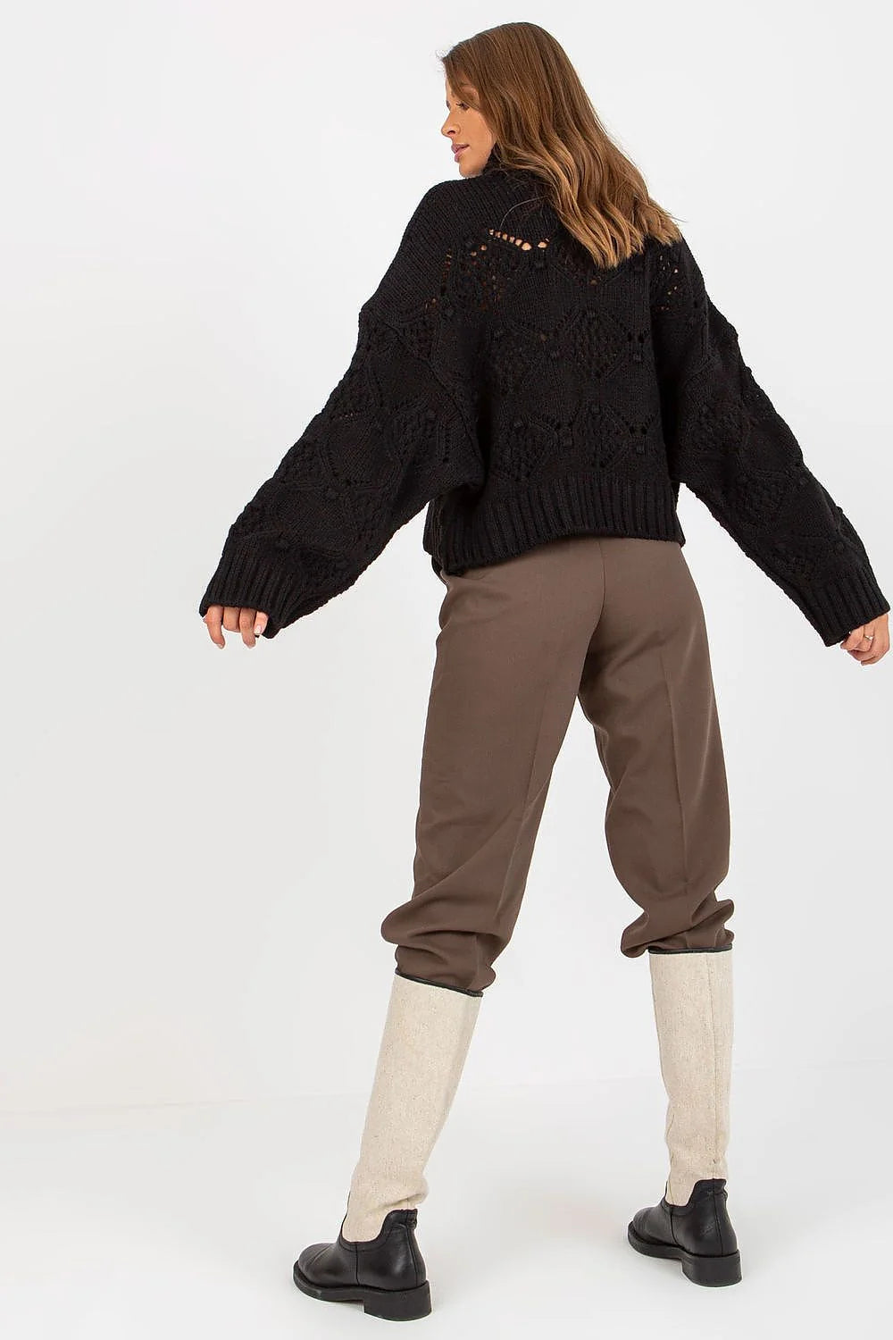 Tenue femme col roulé pull ajouré pantalon pinces bottes hautes style décontracté-chic