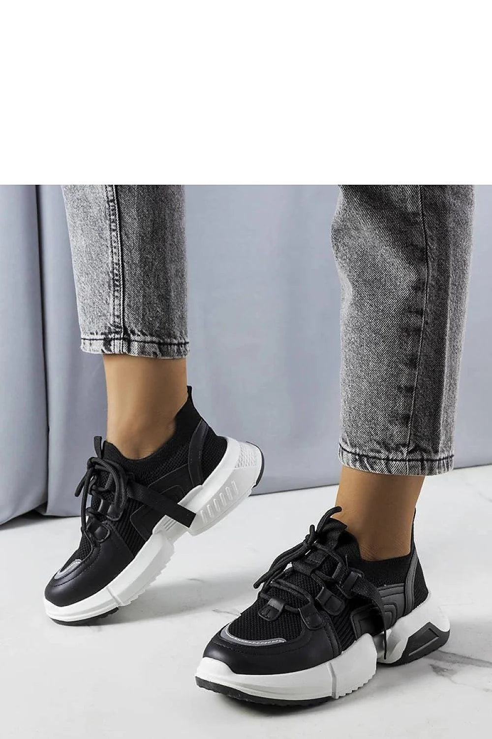 Baskets urbaines modernes pour femmes en cuir synthétique et maille, style sportif et contemporain