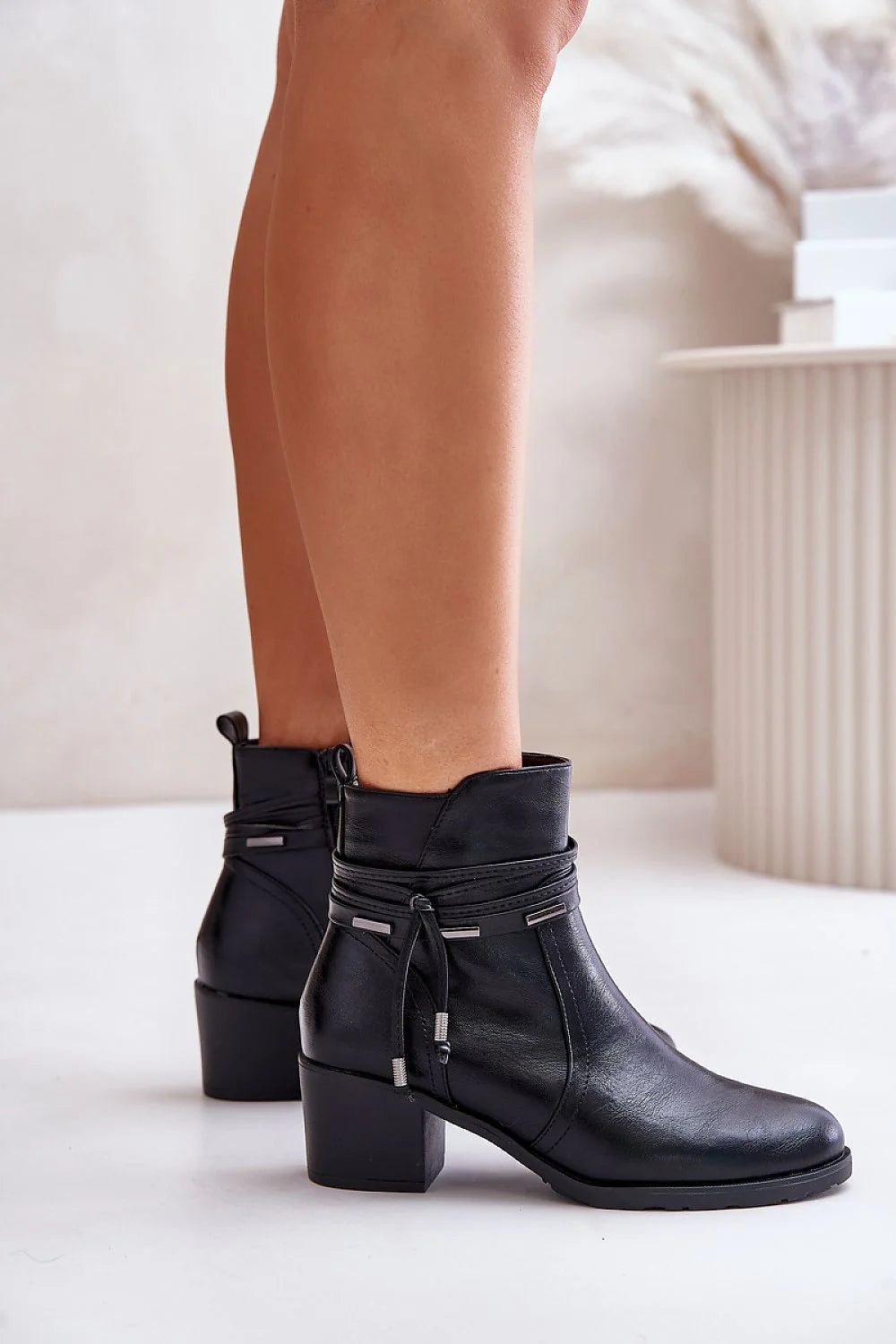 bottines noires cheville talon bloc moyen similicuir bout pointu semelle crantée fermeture zippée bride décorative métalliques confort élégant