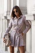 robe chemise LANA mini courte manches longues col classique boutonnée ceinture nouée taille cintrée satinée fluide imprimé léopard