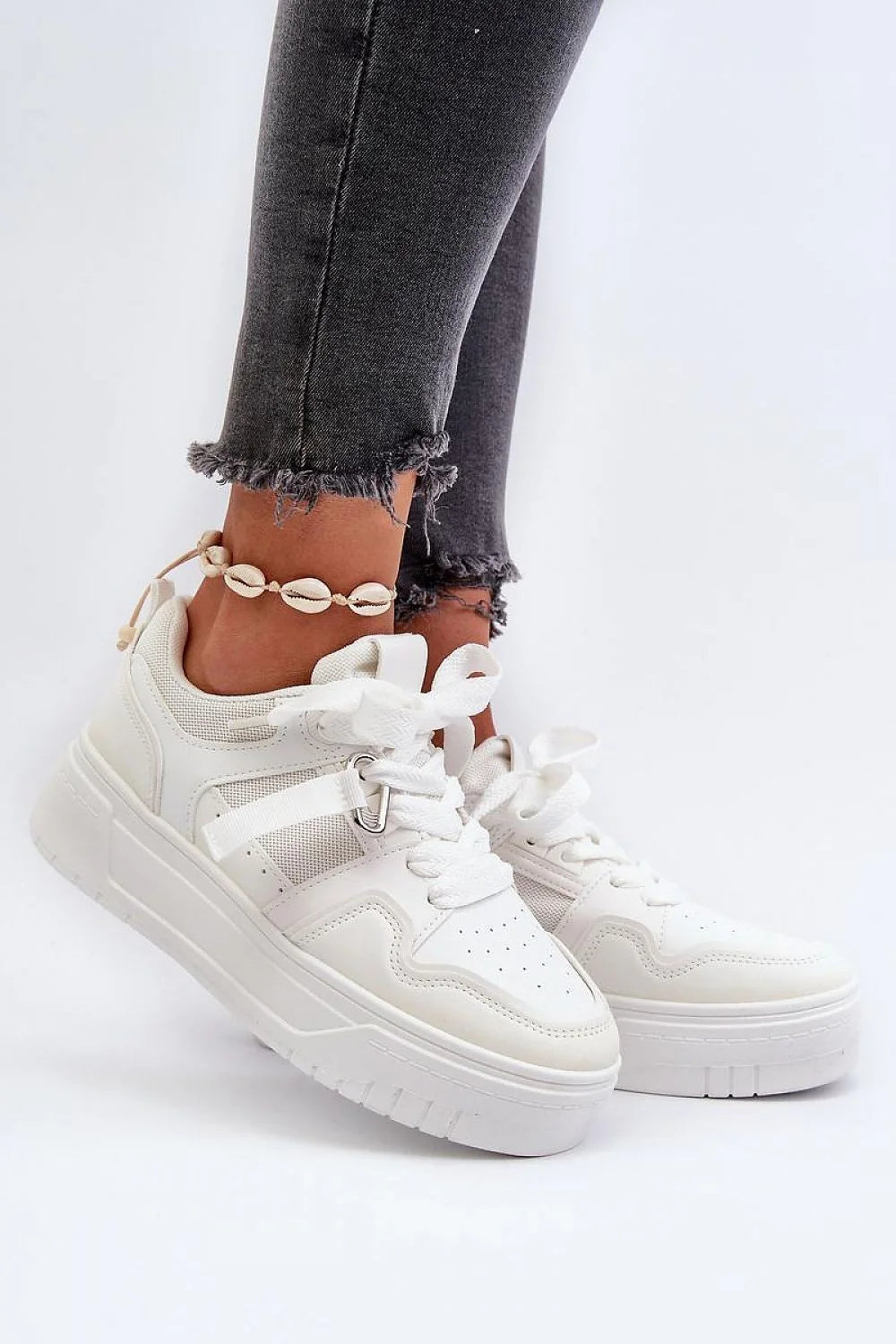 baskets femme sneakers plateformes chunky blanches cuir synthétique maille respirante perforée renforts coutures lacets œillets métalliques semelle crantée épaisse confortable