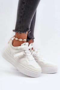 baskets femme sneakers plateformes chunky blanches cuir synthétique maille respirante perforée renforts coutures lacets œillets métalliques semelle crantée épaisse confortable