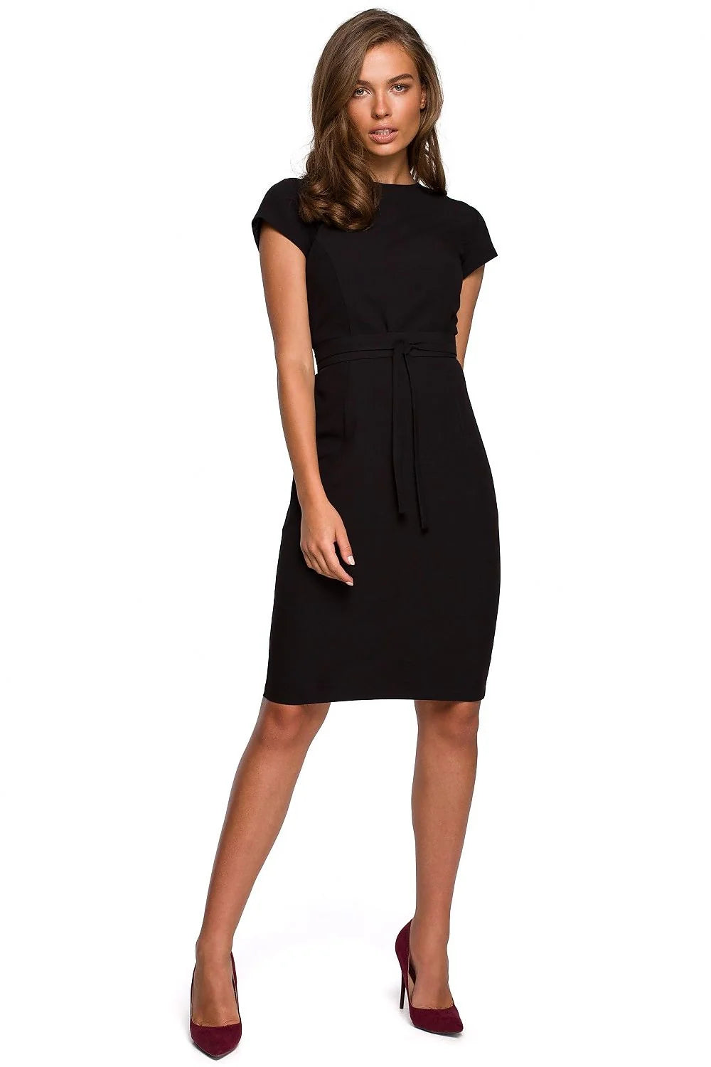 Robe élégante satinée rouge vif coupe ajustée manches courtes ceinture style chic professionnel