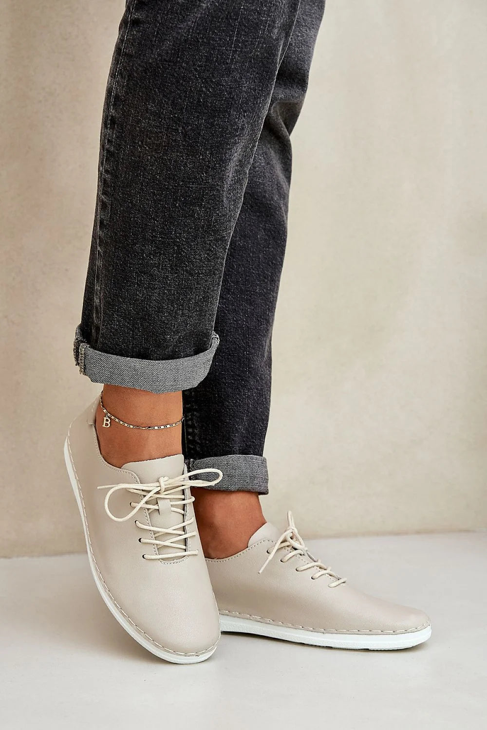 baskets basses femme cuir naturel lisse beige taupe bout arrondi lacets assortis semelle blanche caoutchouc couture apparente légère confortable durable