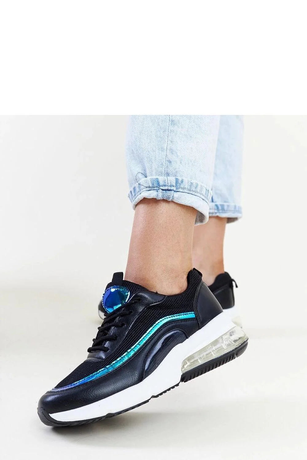 Sneakers modernes audacieuses pour femme, design sportif, détails irisés bleu turquoise, cuir synthétique mesh, confort, semelle épaisse, usage quotidien